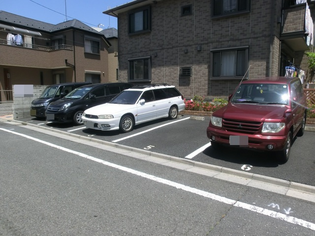 モア・コンフォートの駐車場|敷地内駐車場。