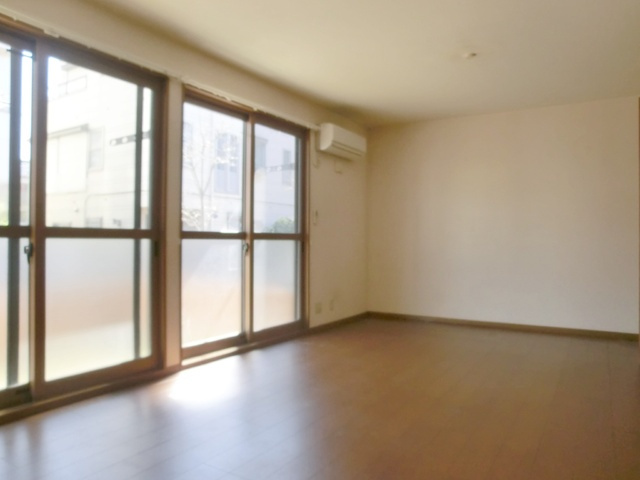 モア・コンフォートの居間・リビング|広々として開放的なお部屋です。