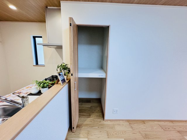 市川市伊勢宿新築戸建の収納|キッチン前・収納スペース