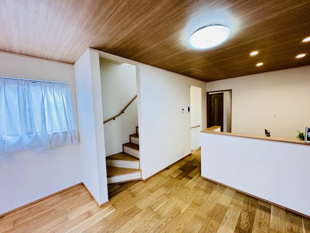 市川市伊勢宿新築戸建の居間・リビング|家族の顔が見えるリビングイン階段