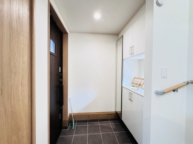 市川市伊勢宿新築戸建の玄関|玄関ホール・ミラー付きシューズボックス