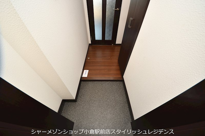 フェリシエ三萩野の玄関