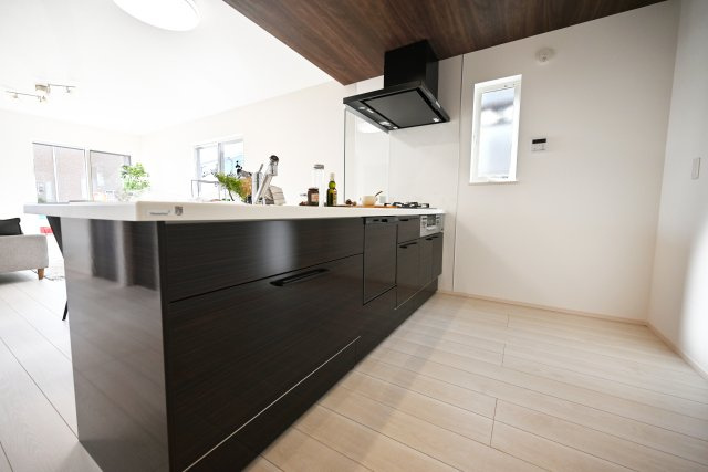 伊丹市寺本1丁目新築一戸建て│3SLDK+並列駐車2台可のキッチン|ガスコンロ前のキッチンパネルもクリアタイプを採用しているので非常に開放的なキッチンです。自然光が差し込んでくるのでいつでも明るい空間です。