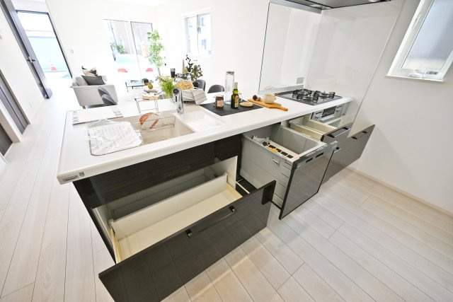 伊丹市寺本1丁目新築一戸建て│3SLDK+並列駐車2台可のキッチン|機能的な食洗機キッチン。食事後の片づけも楽々です。食器や大きなお鍋やフライパンまでシンク下の収納スペースにすっぽり入ります。