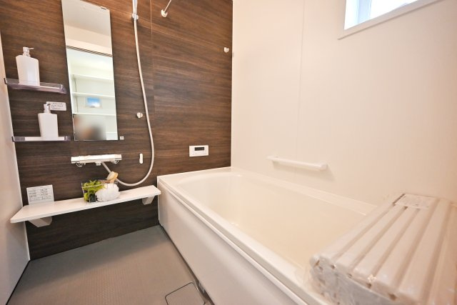 伊丹市寺本1丁目新築一戸建て│3SLDK+並列駐車2台可の浴室|一日の疲れを癒してくれる浴室で足を伸ばしてのんびりバスタイムを楽しめます。