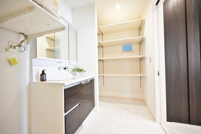 伊丹市寺本1丁目新築一戸建て│3SLDK+並列駐車2台可の独立洗面台|洗面所には可動棚も設けてあるので、洗濯物やタオル類等様々なものを収納し、室内をスッキリと片付け出来ます。