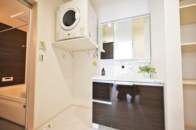 伊丹市寺本1丁目新築一戸建て│3SLDK+並列駐車2台可の独立洗面台|洗面室には乾太くんが標準装備。天気の悪い日の洗濯物でもふわっとした仕上がりで乾燥してくれるので安心です。