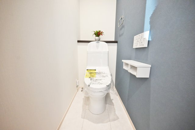 伊丹市寺本1丁目新築一戸建て│3SLDK+並列駐車2台可のトイレ|トイレは寒い日でも快適に利用できる温水洗浄便座付。座った時のヒヤッとする不快感がないのは◎