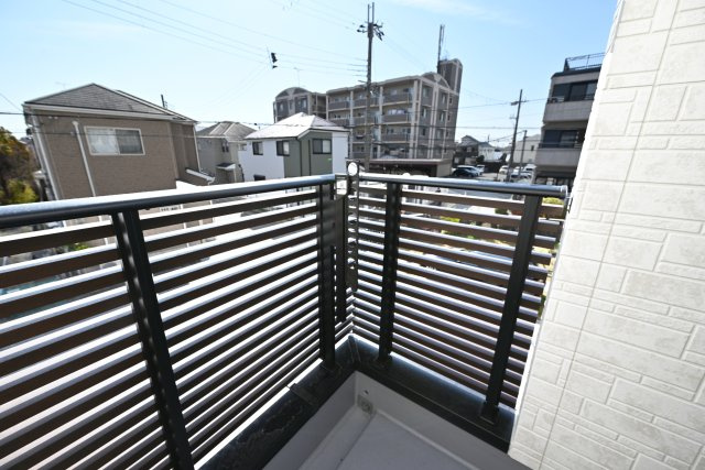 伊丹市寺本1丁目新築一戸建て│3SLDK+並列駐車2台可のバルコニー|スリットタイプのバルコニーは開放的な空間。天気のいい日には気分転換にゆっくりしてみるのもいいですね。