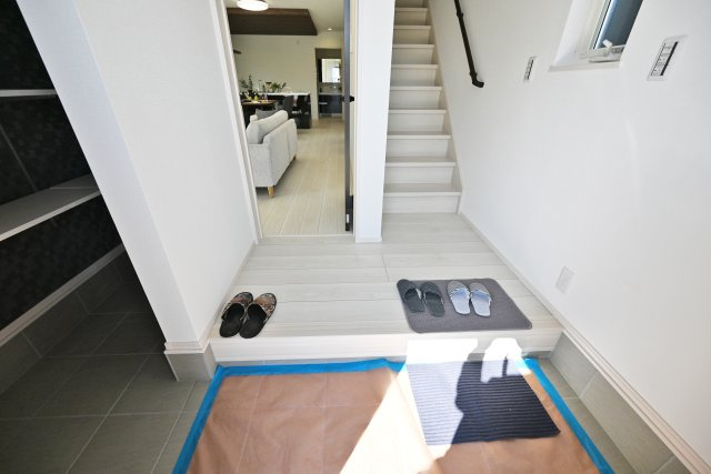 伊丹市寺本1丁目新築一戸建て│3SLDK+並列駐車2台可の玄関|玄関横にはシューズインクローゼットあり。家族全員の靴も楽々収納。毎日使う場所だからキレイに片付けておきたいですね。