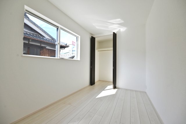 伊丹市寺本1丁目新築一戸建て│3SLDK+並列駐車2台可の洋室|洋室約5.5帖