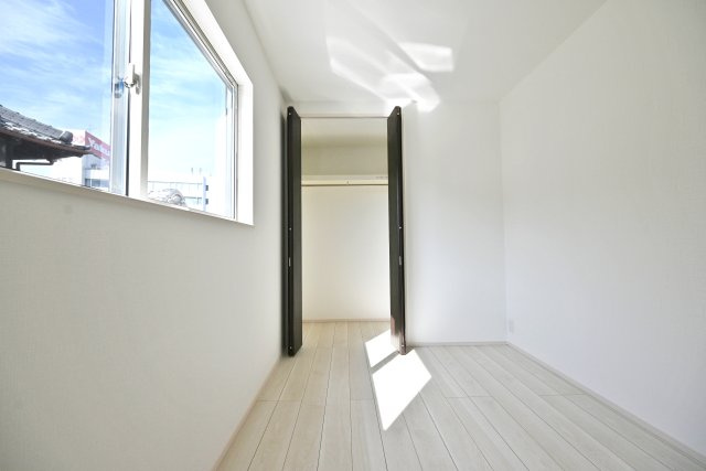 伊丹市寺本1丁目新築一戸建て│3SLDK+並列駐車2台可の洋室|洋室約5.5帖