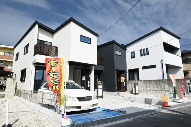 伊丹市寺本1丁目新築一戸建て│3SLDK+並列駐車2台可の外観|1号地外観です。完成済みですのでいつでも見学して頂けます。見学をご希望の方はお気軽にお問い合わせ下さい。