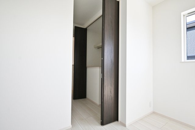 伊丹市寺本1丁目新築一戸建て│3SLDK+並列駐車2台可の洋室|洋室約6.5帖