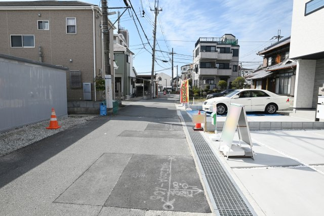 伊丹市寺本1丁目新築一戸建て│3SLDK+並列駐車2台可の前面道路含む現地写真|南側前面道路：幅員約4.3ｍ