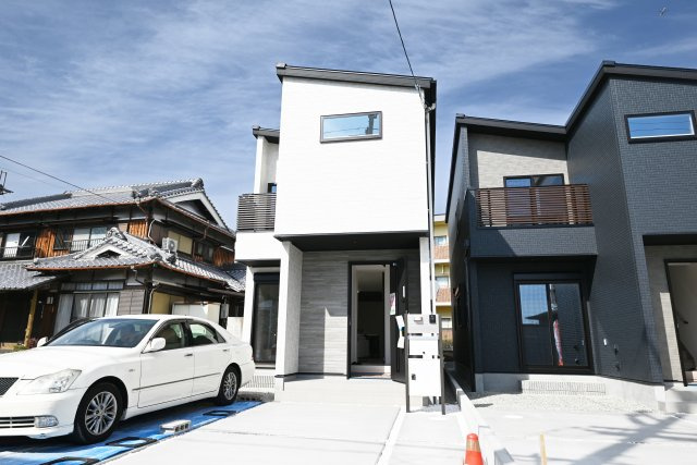 伊丹市寺本1丁目新築一戸建て│3SLDK+並列駐車2台可の外観|1号地を正面から撮影した写真です。並列で駐車2台可の広々としたカースペースです。