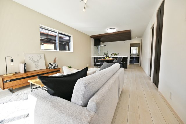 伊丹市寺本1丁目新築一戸建て│3SLDK+並列駐車2台可の居間・リビング|リビング入口から撮影した写真です。どこからでもリビング全体を見渡せることができる開放的空間ですね。