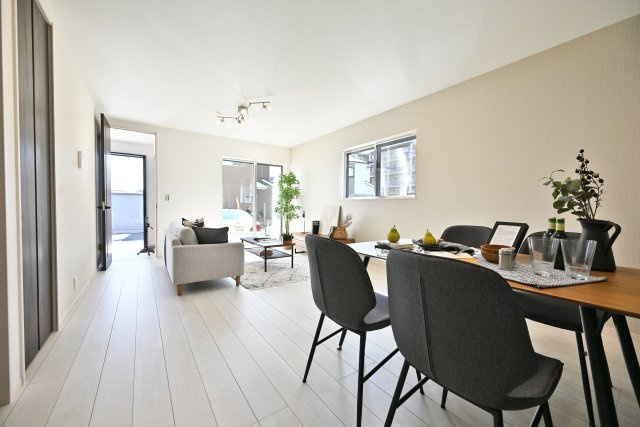 伊丹市寺本1丁目新築一戸建て│3SLDK+並列駐車2台可の居間・リビング|リビングダイニングはソファーセットとダイニングテーブルを設置しても余裕の広さです。実際の生活イメージができるのがいいですね。