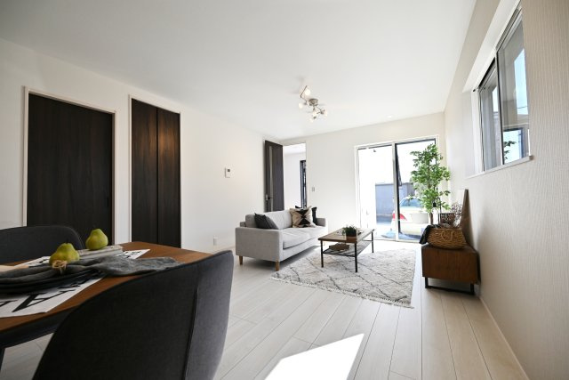 伊丹市寺本1丁目新築一戸建て│3SLDK+並列駐車2台可の居間・リビング|南側に大きく開いた窓から明るい陽射しが差し込むリビング。家族の笑い声が聞こえてきそうな空間です。