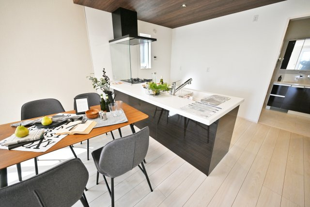 伊丹市寺本1丁目新築一戸建て│3SLDK+並列駐車2台可のキッチン|オープンタイプの対面式キッチンはお料理中でも家族との会話を楽しむことができます。