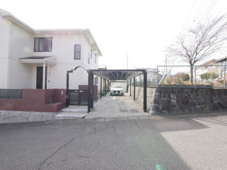 【駐車場】 | カースペースは縦列で2～3台