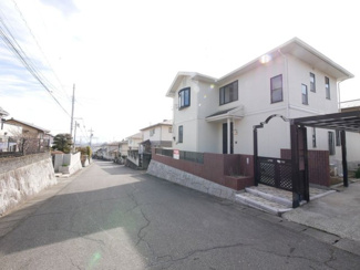 【前面道路含む現地写真】 | 広々前面道路で車庫入れも楽々です。