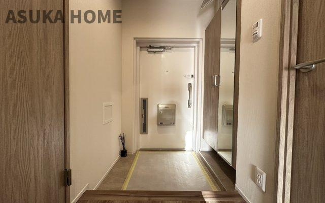 菱興洋光台マンションの玄関|白と木のナチュラルな雰囲気の使いやすそうな玄関ですね。ミラー付シューズボックスも嬉しい設備です。