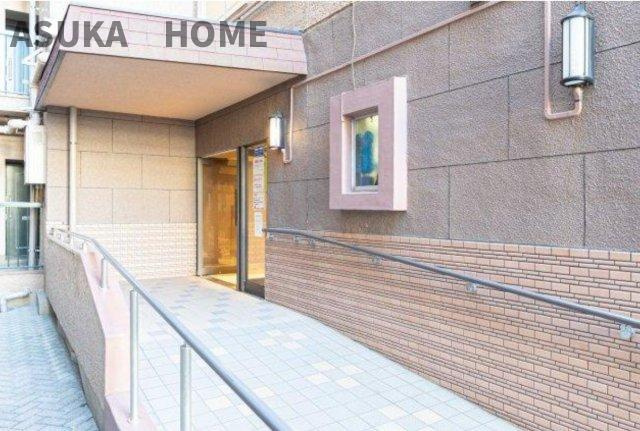 菱興洋光台マンションのエントランス|エントランスにはスロープがあり、いろんな場面で活躍しそうですね。