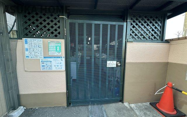 菱興洋光台マンションのその他共用部分|屋根と扉が付いたゴミ置き場は、雨の日でも濡れずにゴミ出しができて衛生面でも安心ですね♪