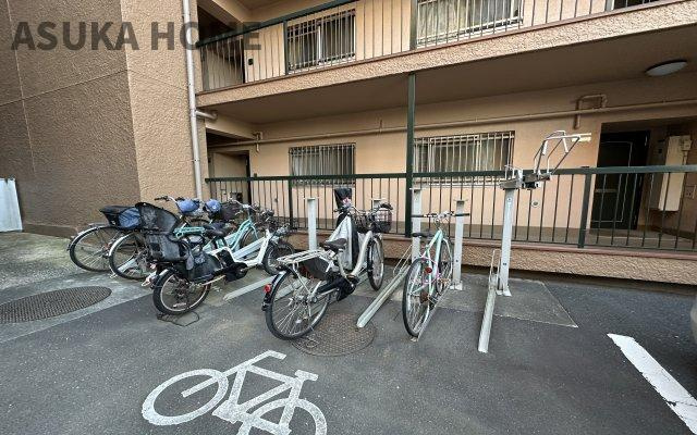 菱興洋光台マンションのその他共用部分|整理されたスタンド付きの使いやすい駐輪場♪