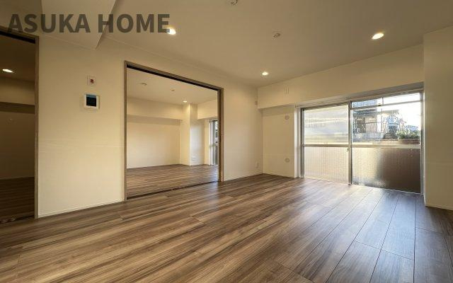 菱興洋光台マンションの居間・リビング|LDKと隣接した洋室は、リビングを広く使う事もできるので汎用性が高いリビングになってます。