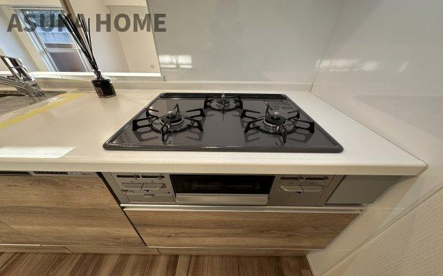 菱興洋光台マンションのキッチン|三つ口コンロなので、同時に複数調理することが出来、家事の時短につながりますね。