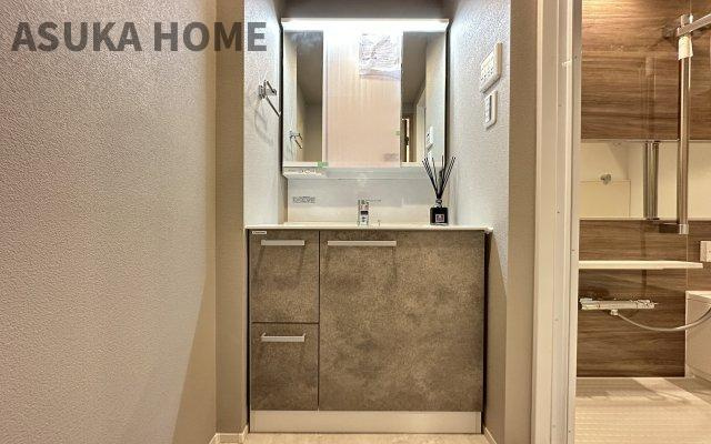 菱興洋光台マンションの独立洗面台|一日の始まりの朝、歯磨きをしたりメイクや髪をセットしたり・・・使いやすさが考えられた3面鏡です♪