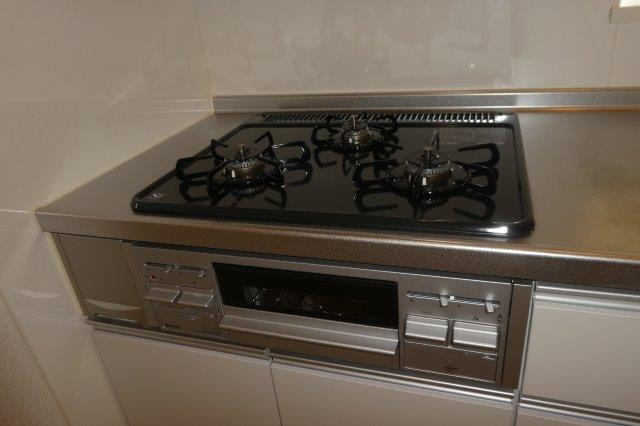 ＣＲＯＷＤ真備のキッチン|三口コンロ