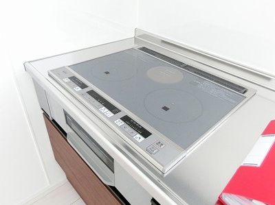 【キッチン】 | 【新築】(仮称)casita王禅寺東C/カシータ | ※参考写真※グリル付きIH3口のシステムキッチンです☆IHは火を使わないので安心なうえ、お掃除もラクラク♪