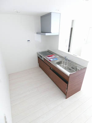 【キッチン】 | 【新築】(仮称)casita王禅寺東B/カシータ | ※参考写真※グリル付きIH3口のシステムキッチンです☆場所を取るお鍋やお皿もすっきり収納できます♪換気のできる窓付きでお料理の匂いもこもりません！