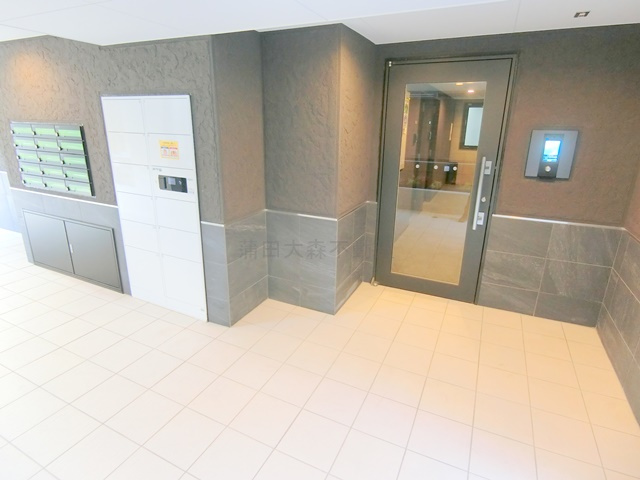 LUORE池上のエントランス|オートロックと宅配ボックス付きのエントランス