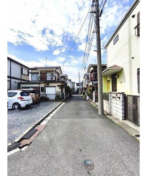 越谷市弥十郎　中古戸建の前面道路含む現地写真|前面道路は車通りが少なく安心！