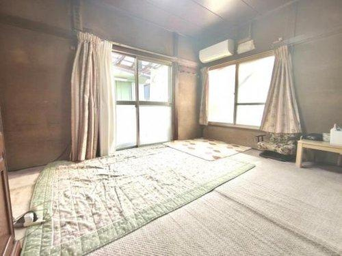 越谷市弥十郎　中古戸建の居間・リビング|日当たりサンサンで明るい室内！