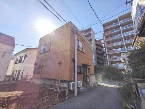 越谷市蒲生４丁目　中古戸建の前面道路含む現地写真|スクエア型の建物でとってもお洒落！