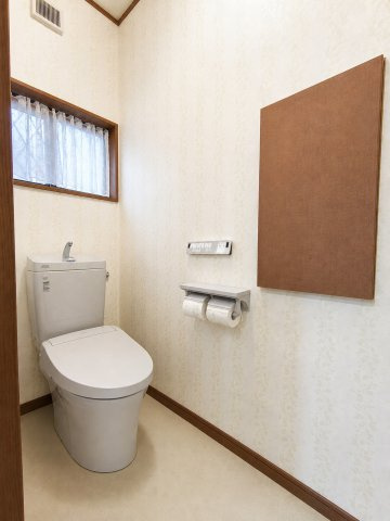 越谷市東越谷８丁目　中古戸建のトイレ|トイレにも収納付！