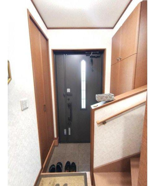 越谷市東越谷８丁目　中古戸建の玄関|玄関には土間収納と大型下駄箱付！