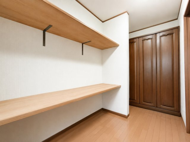 越谷市東越谷８丁目　中古戸建の玄関|玄関には土間収納と大型下駄箱付！