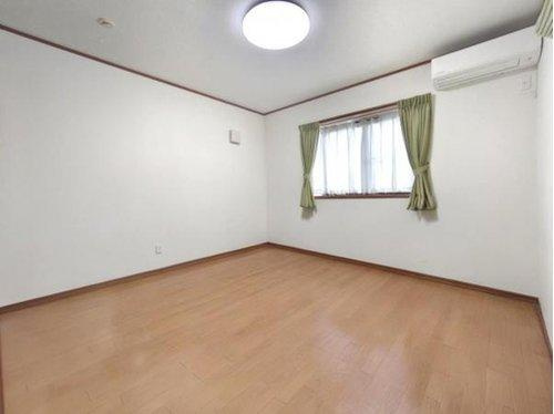越谷市東越谷８丁目　中古戸建のその他|約8帖の洋室は広々！
