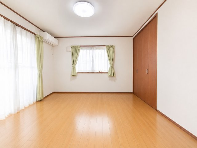 越谷市東越谷８丁目　中古戸建のその他|約8帖の洋室は広々！