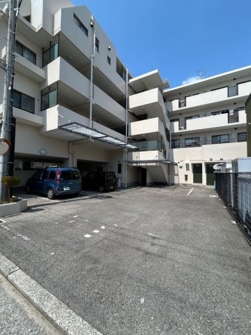 シャロン鷹取東の駐車場