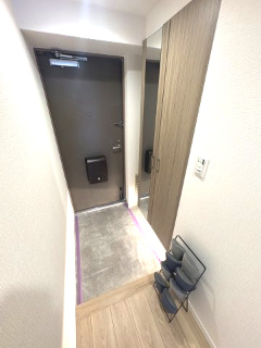 草加松原プリンスハイツの玄関|自動センサー付きライト玄関