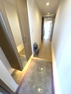 草加松原プリンスハイツの玄関|足元灯もあるので安心