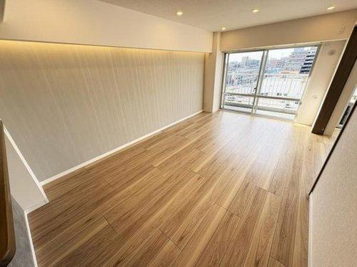 草加松原プリンスハイツの居間・リビング|アクセントクロスなどお洒落なリフォーム