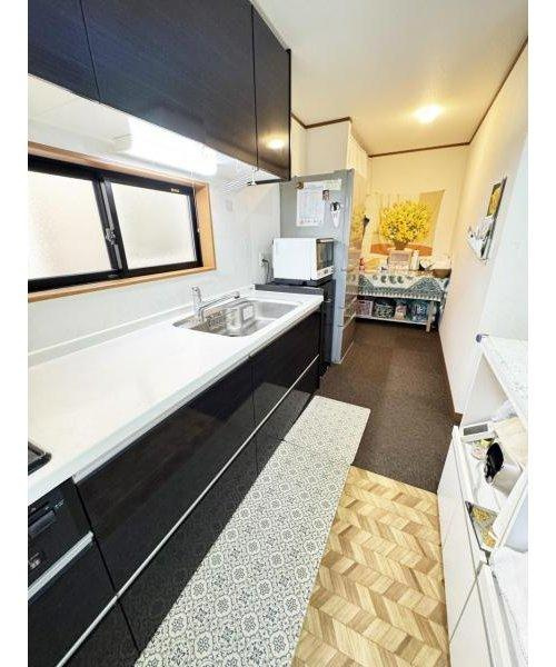 川口市元郷　築浅中古戸建てのキッチン|大型パントリーは奥様もルンルン！